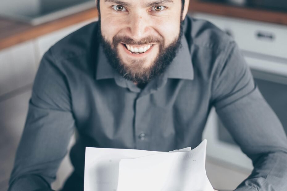 Cliente confiante após assinar contrato para limpar nome sem pagar dívida