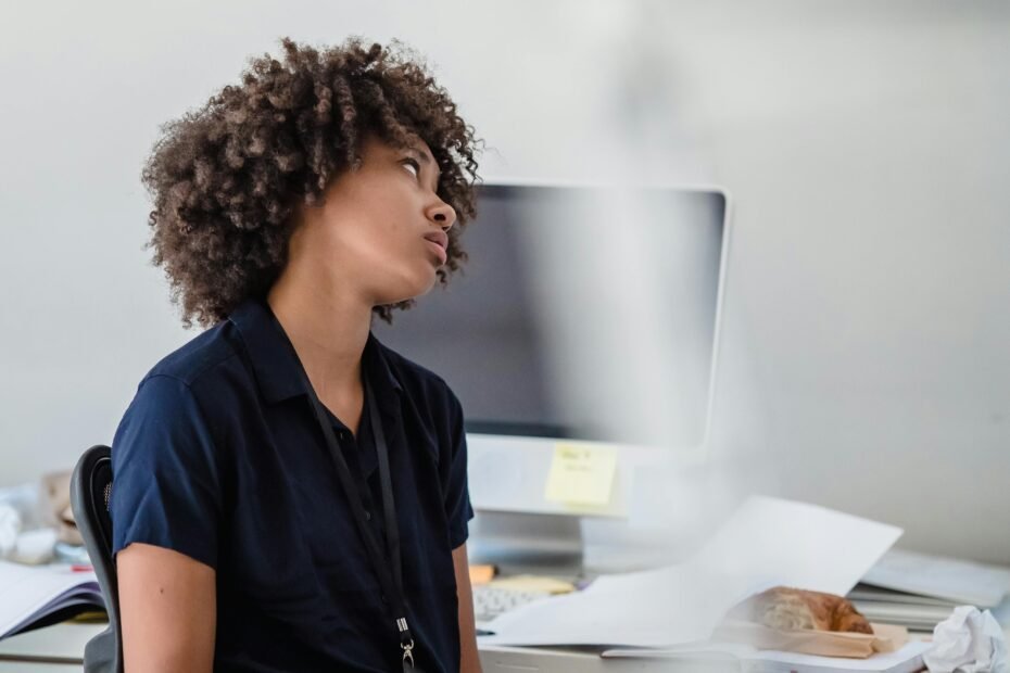 Pessoa com nome sujo e dificuldades para sair da dívida, representando dor e travamento financeiro